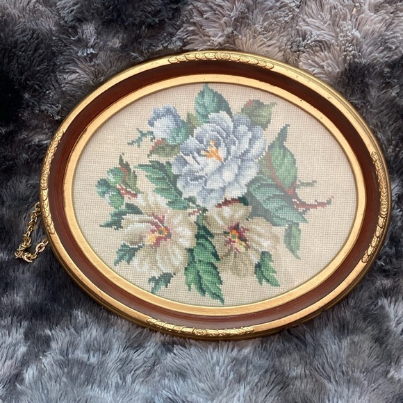 Vintage Needlework flowers in golden worked wood frame - Picture 14 of 16